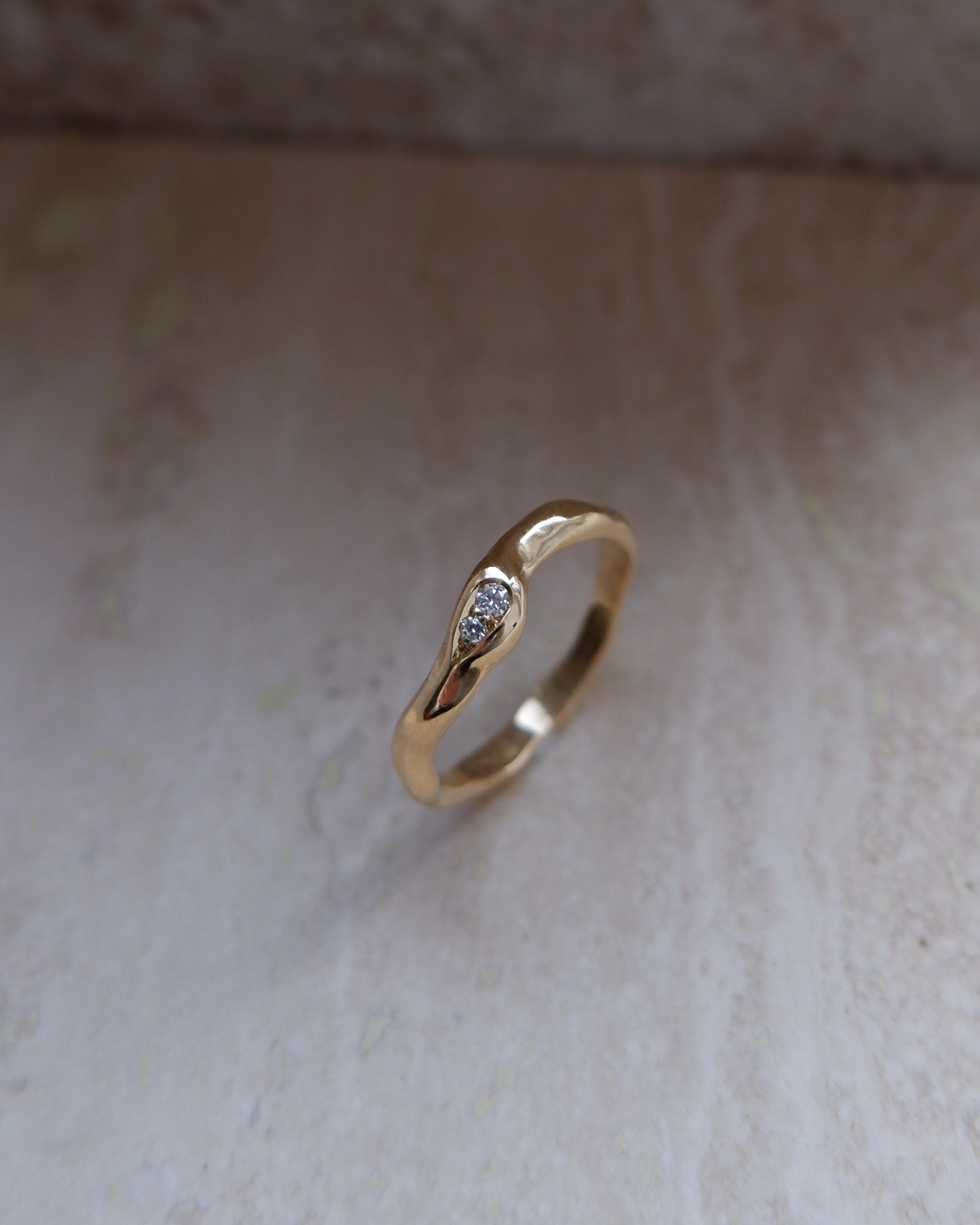 Kaya dråbe fingerring i 18 karat guld