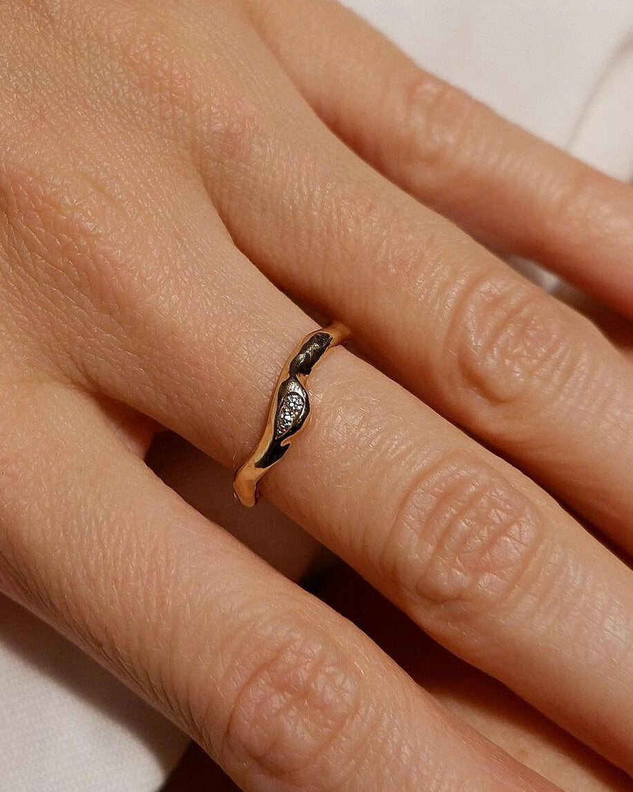 Kaya dråbe fingerring i 8 karat guld