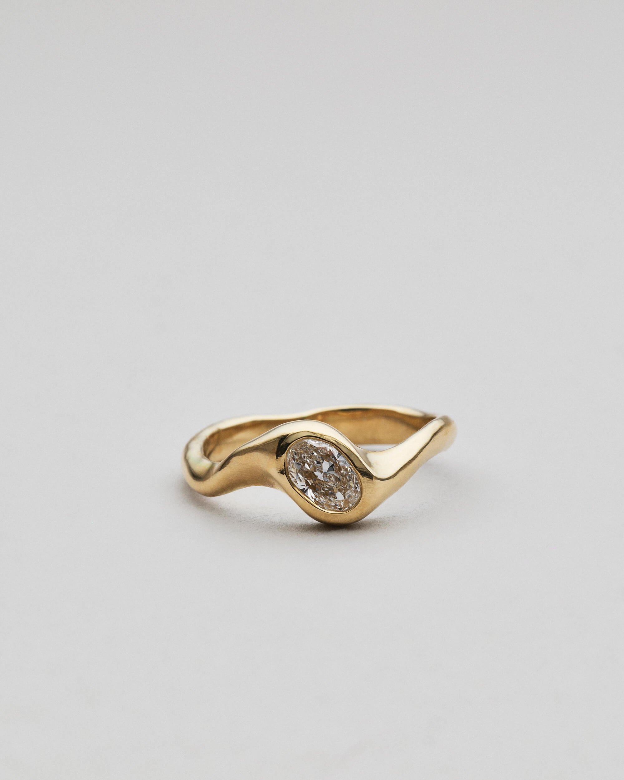 Vera fingerring i 14 karat guld med oval diamant