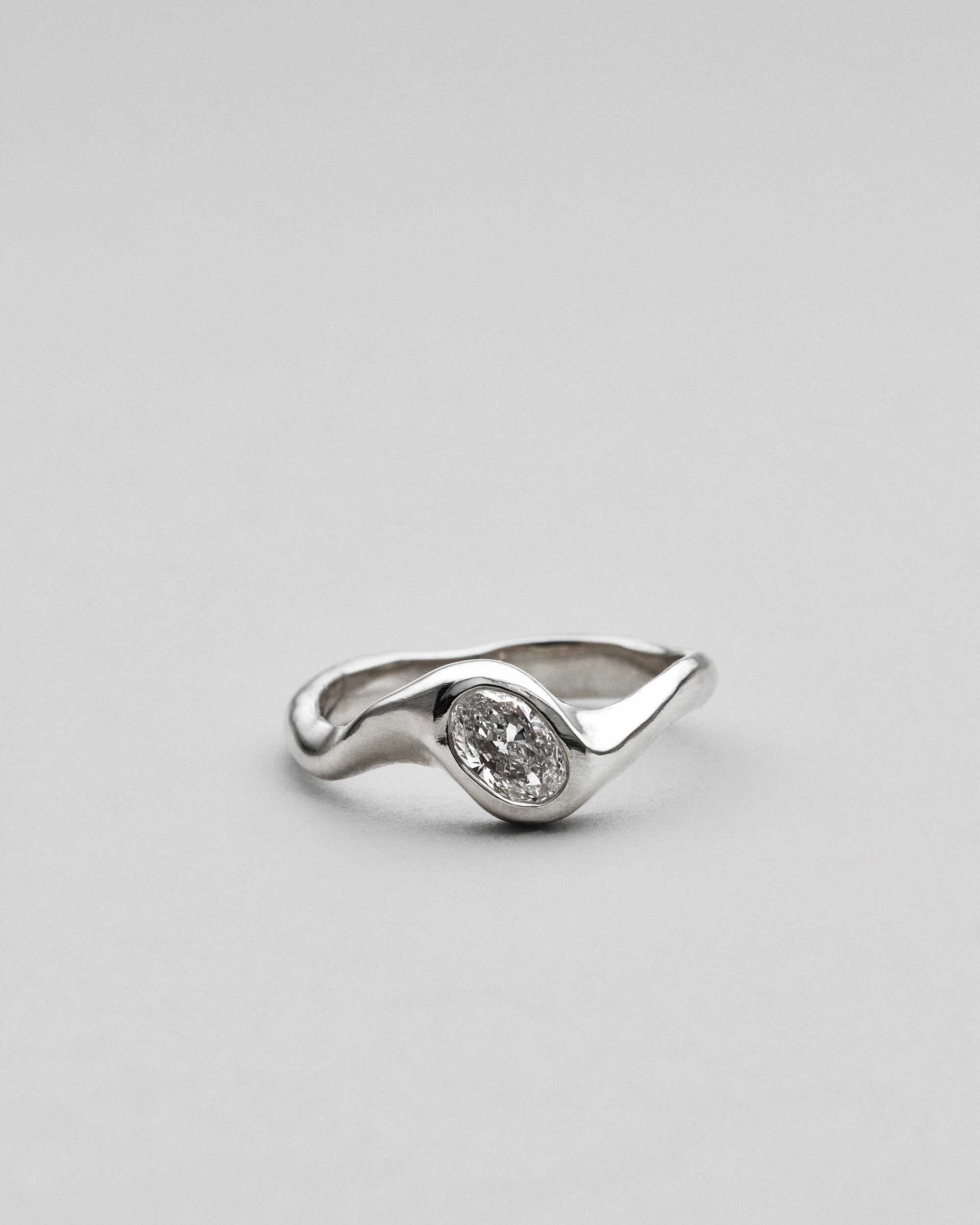 Vera fingerring i 14 karat hvidguld med oval diamant