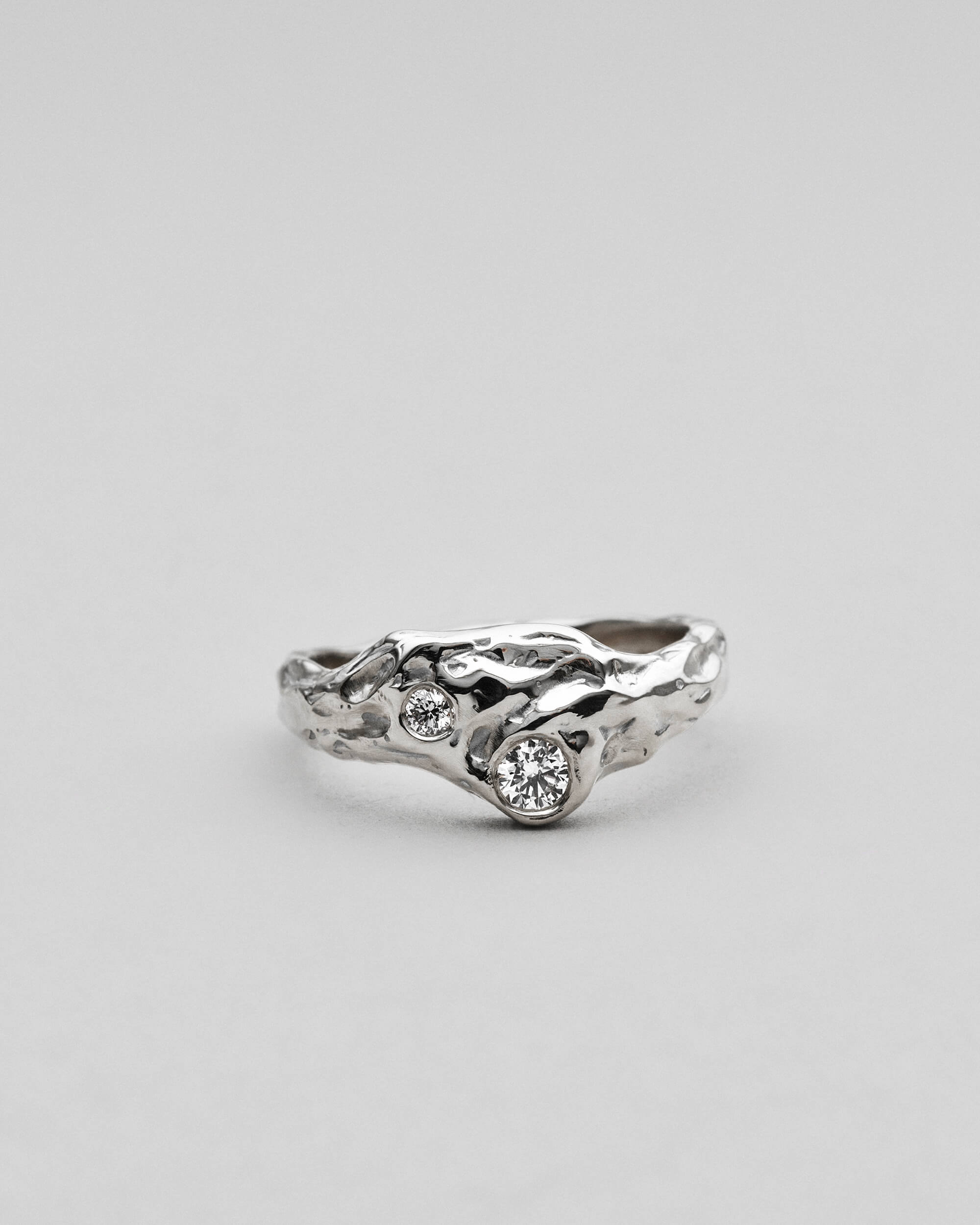 Viola fingerring i 14 karat hvidguld med diamanter