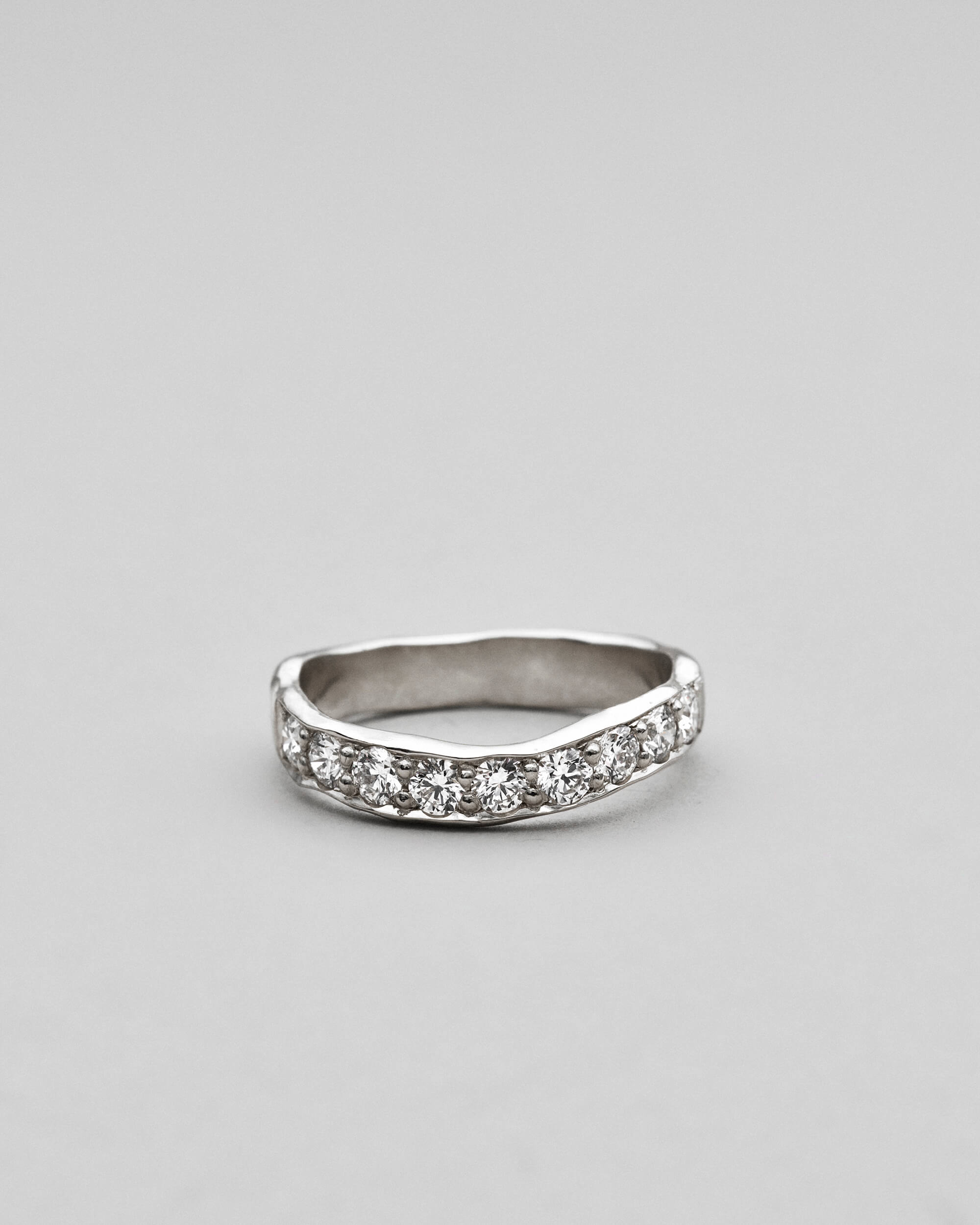 Bea fingerring i 14 karat hvidguld med diamanter
