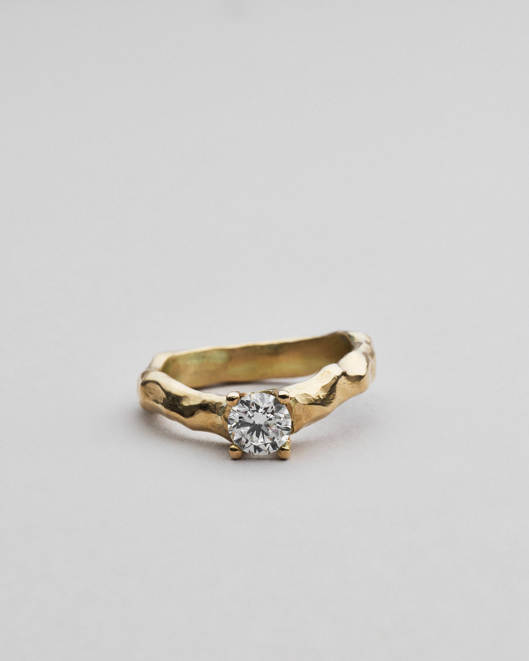 Cleo fingerring i 14 karat guld med diamant