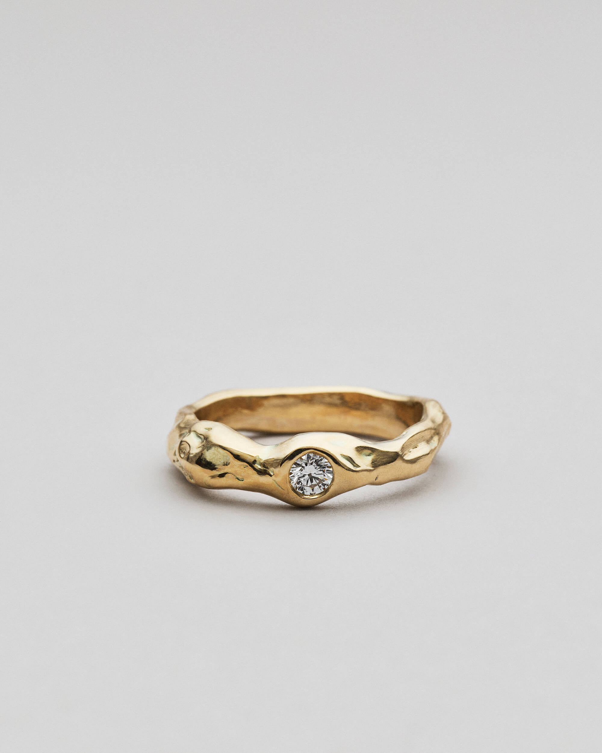Dagmar fingerring i 18 karat guld med diamant
