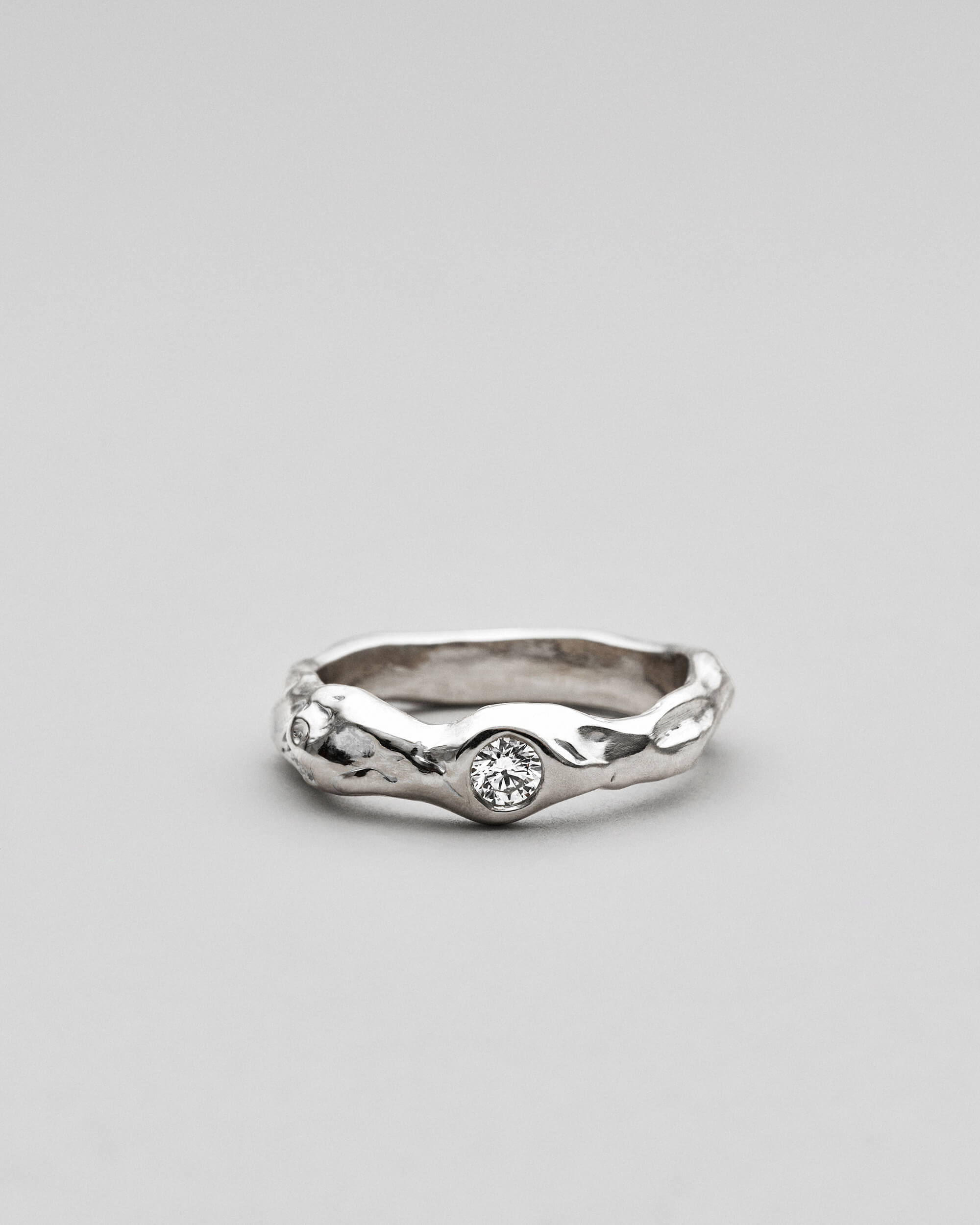 Dagmar fingerring i sølv med diamant