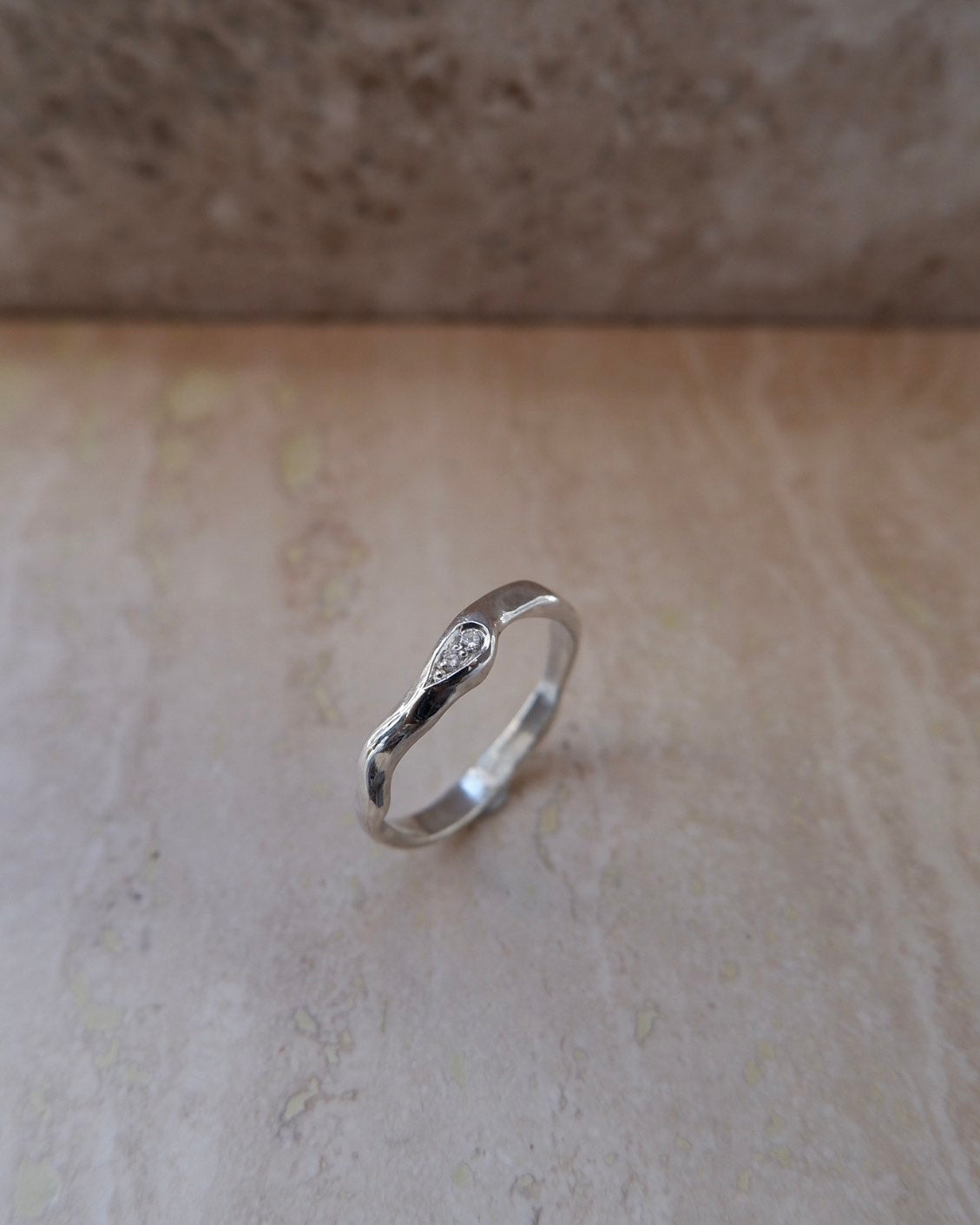Kaya dråbe fingerring i 14 karat hvidguld