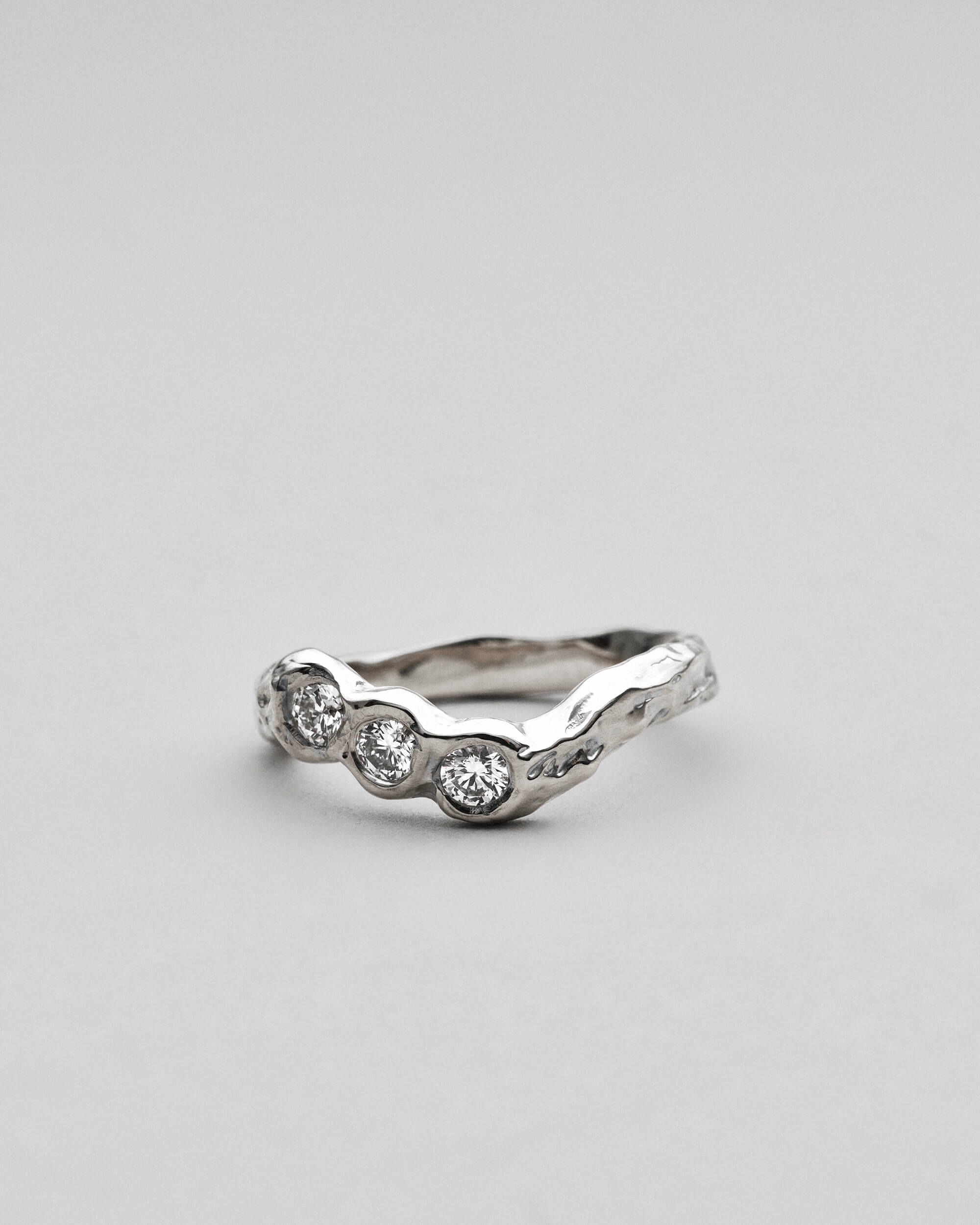 Nova fingerring i sølv med diamanter