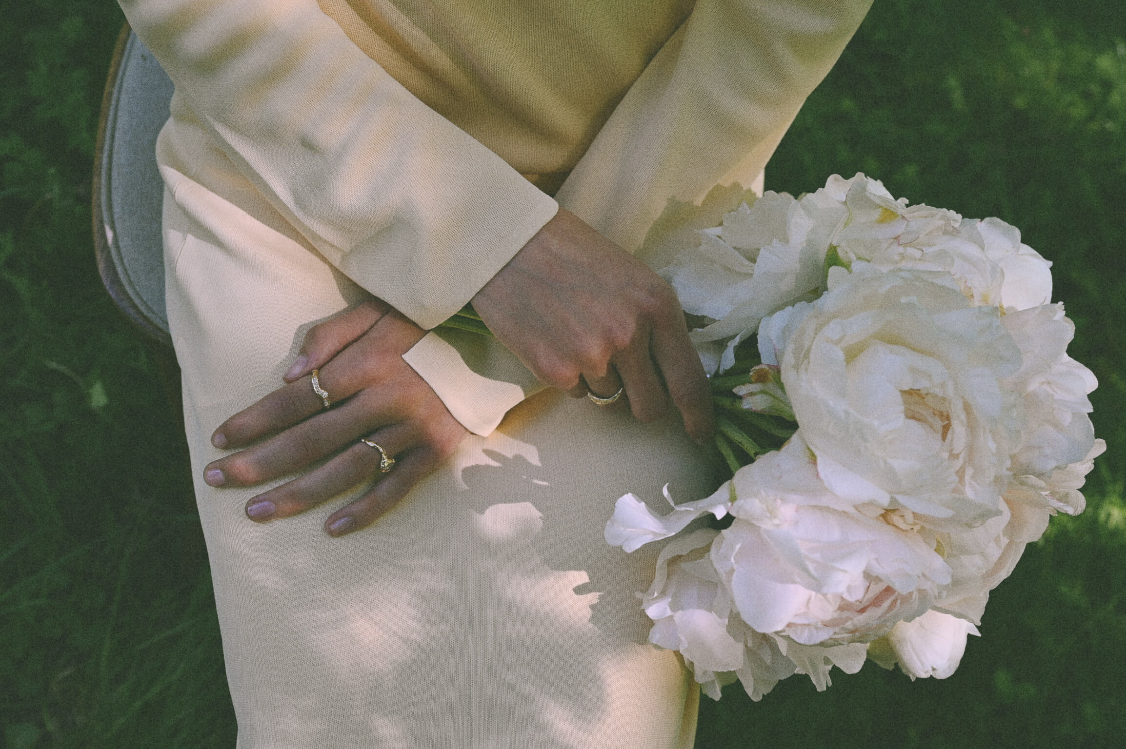 Nova fingerring i 14 karat guld med diamanter