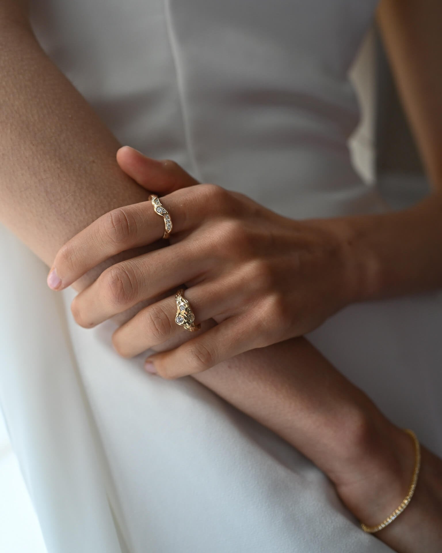 viola-forlovelsesring-guld-med-diamanter