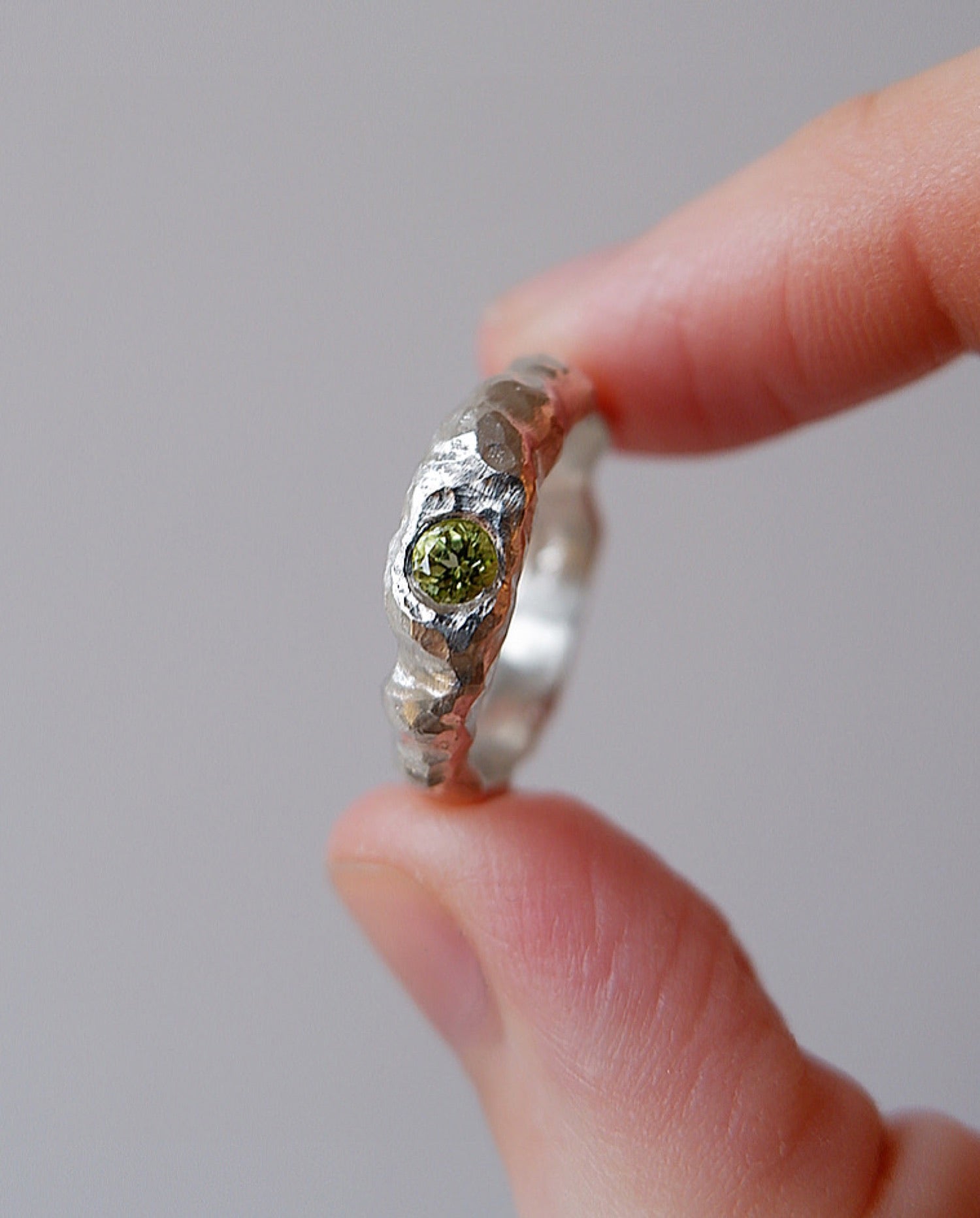 Winnie peridot fingerring i sølv