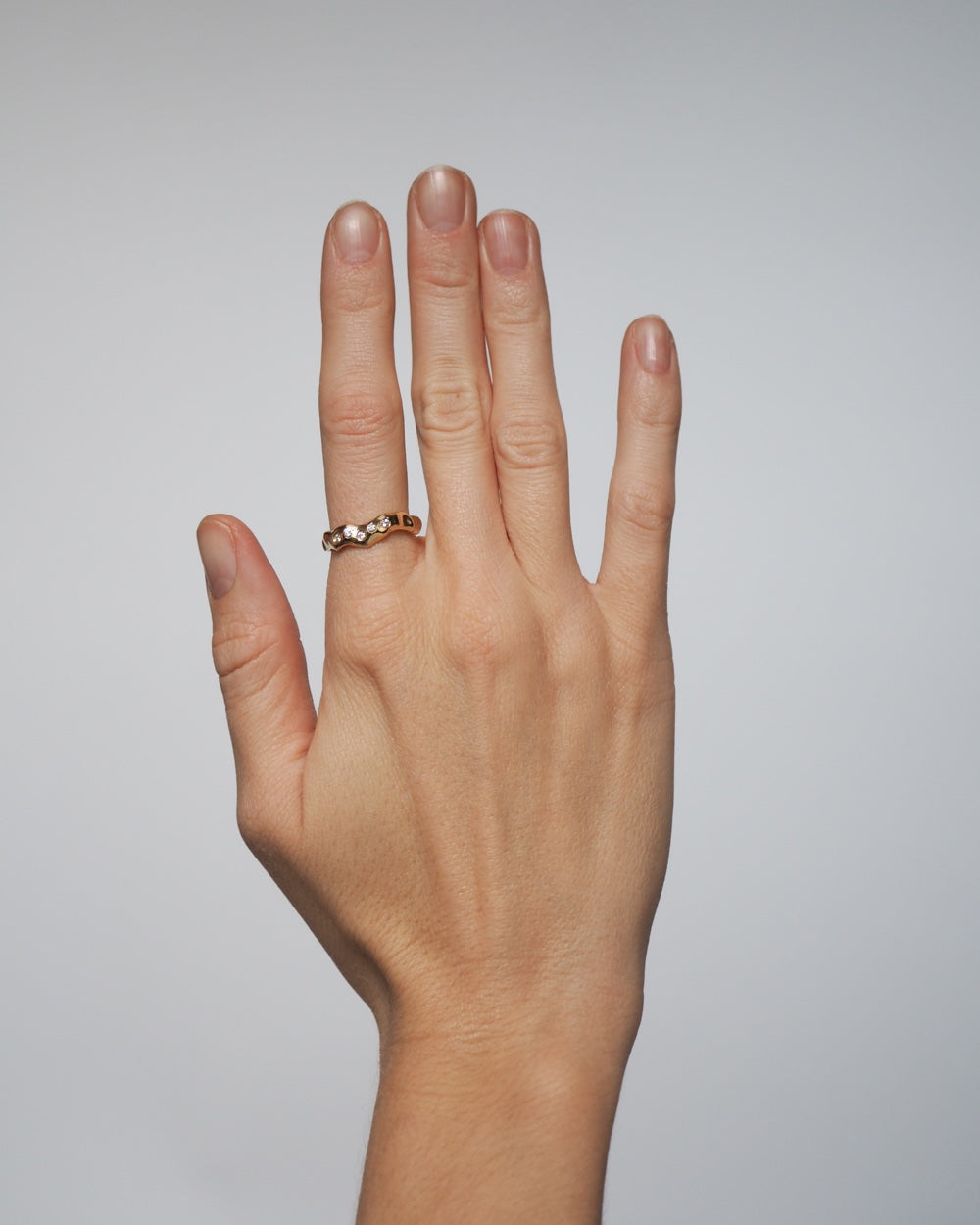 Hilda fingerring i 14 karat hvidguld