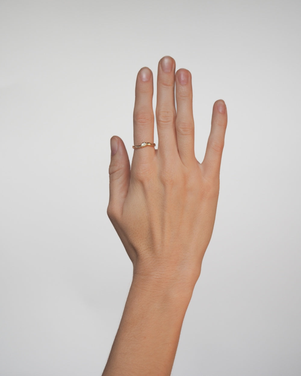 Kaya dråbe fingerring i 14 karat hvidguld