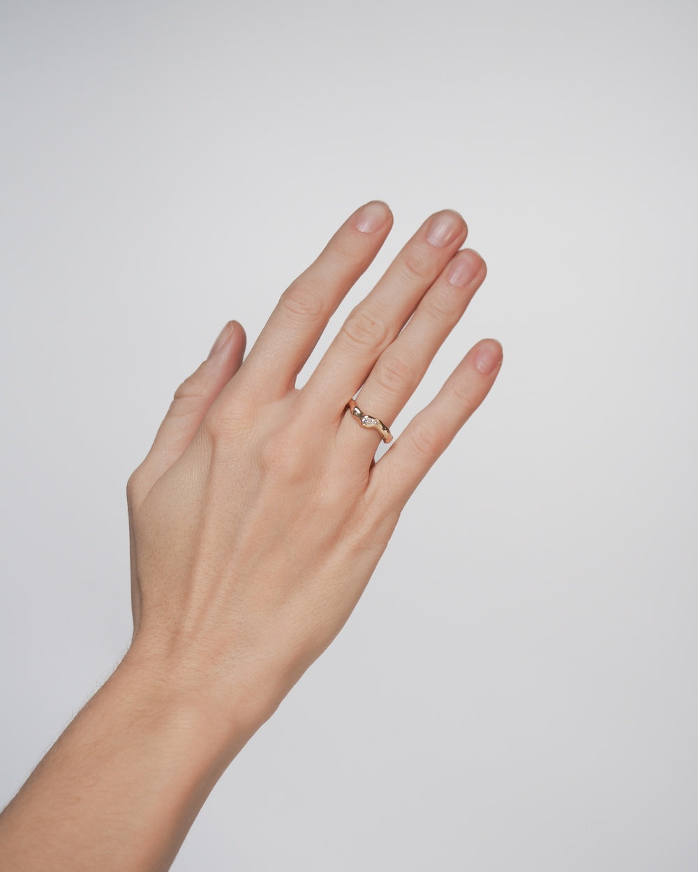 Kaya 01 fingerring i 18 karat guld