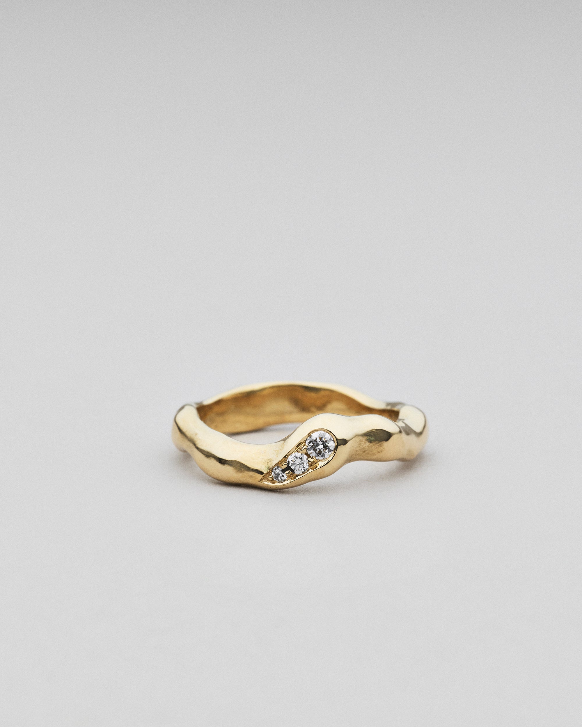 Kaya 01 fingerring i 18 karat guld