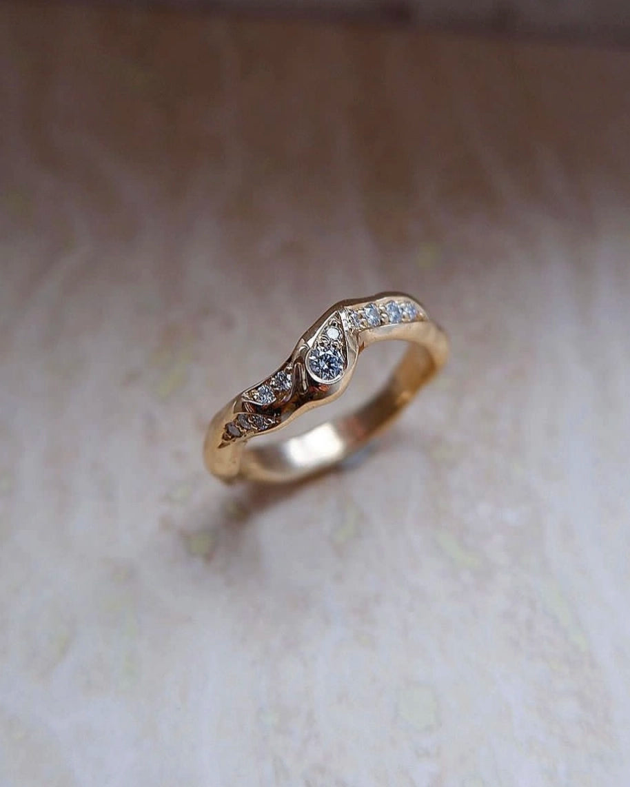 Forlovelsesring i guld med 11 diamanter