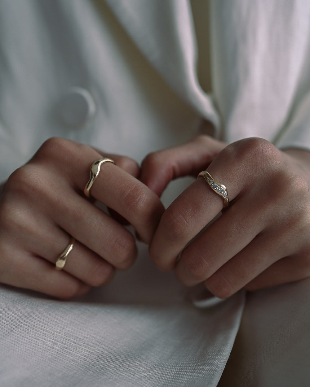 Berta fingerring i 14 karat hvidguld