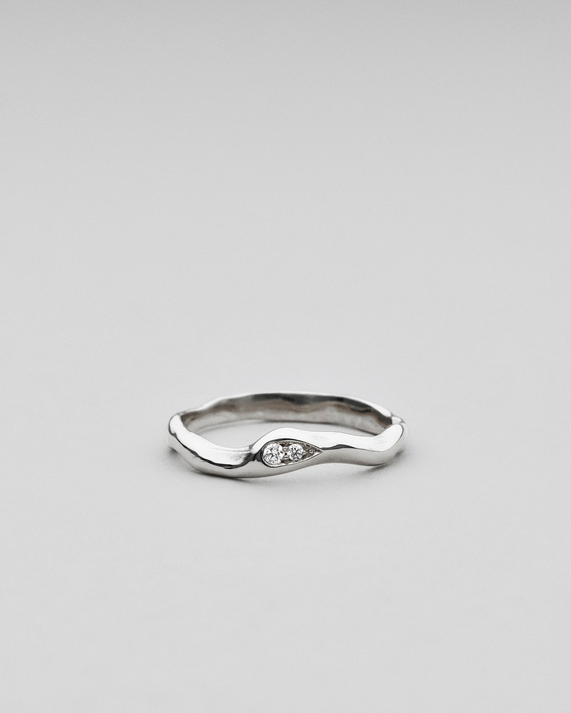 Kaya dråbe fingerring i 14 karat hvidguld