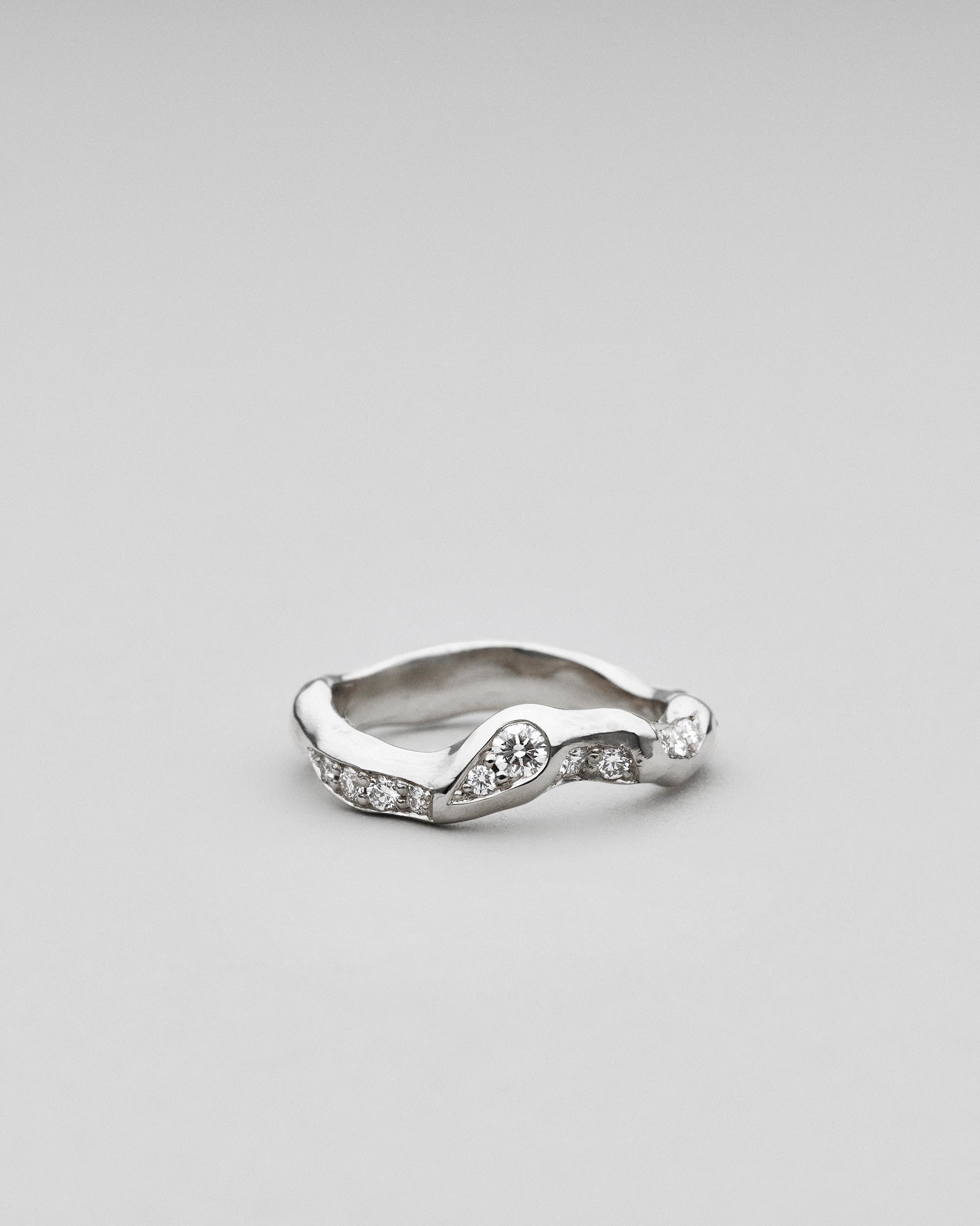 Kaya med diamanter fingerring i 14 karat hvidguld