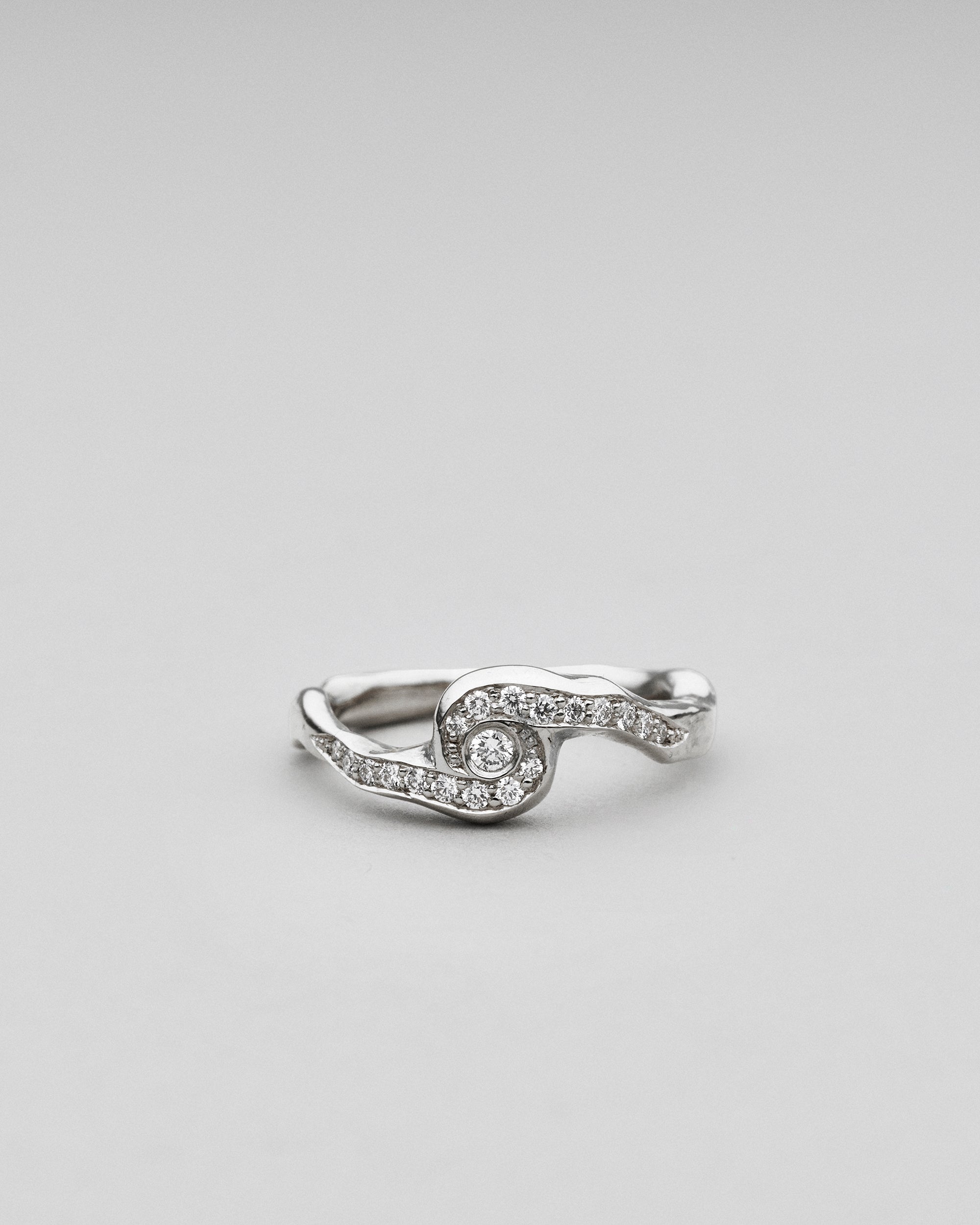 Ulla fingerring i 14 karat hvidguld