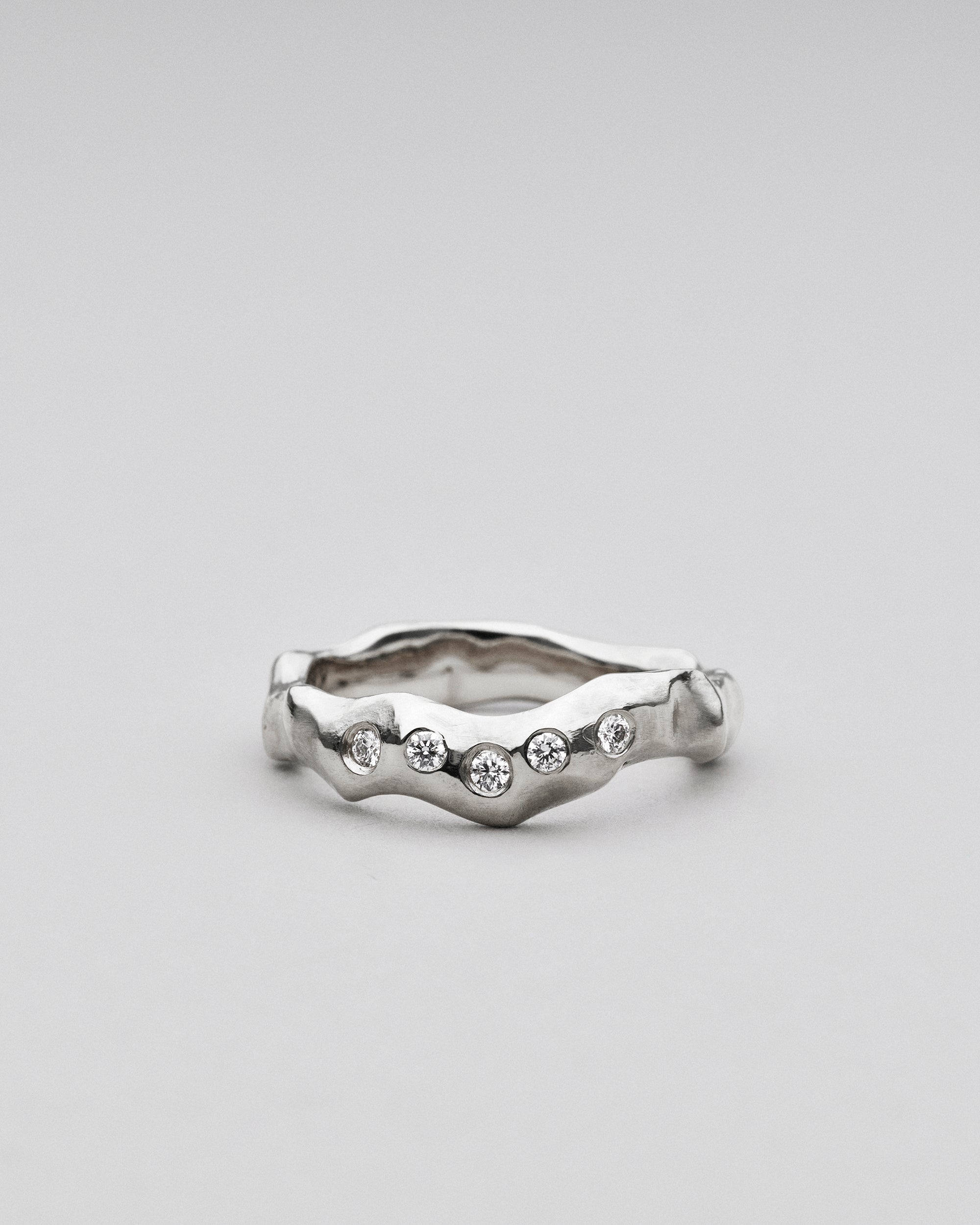 Hilda fingerring i 14 karat hvidguld