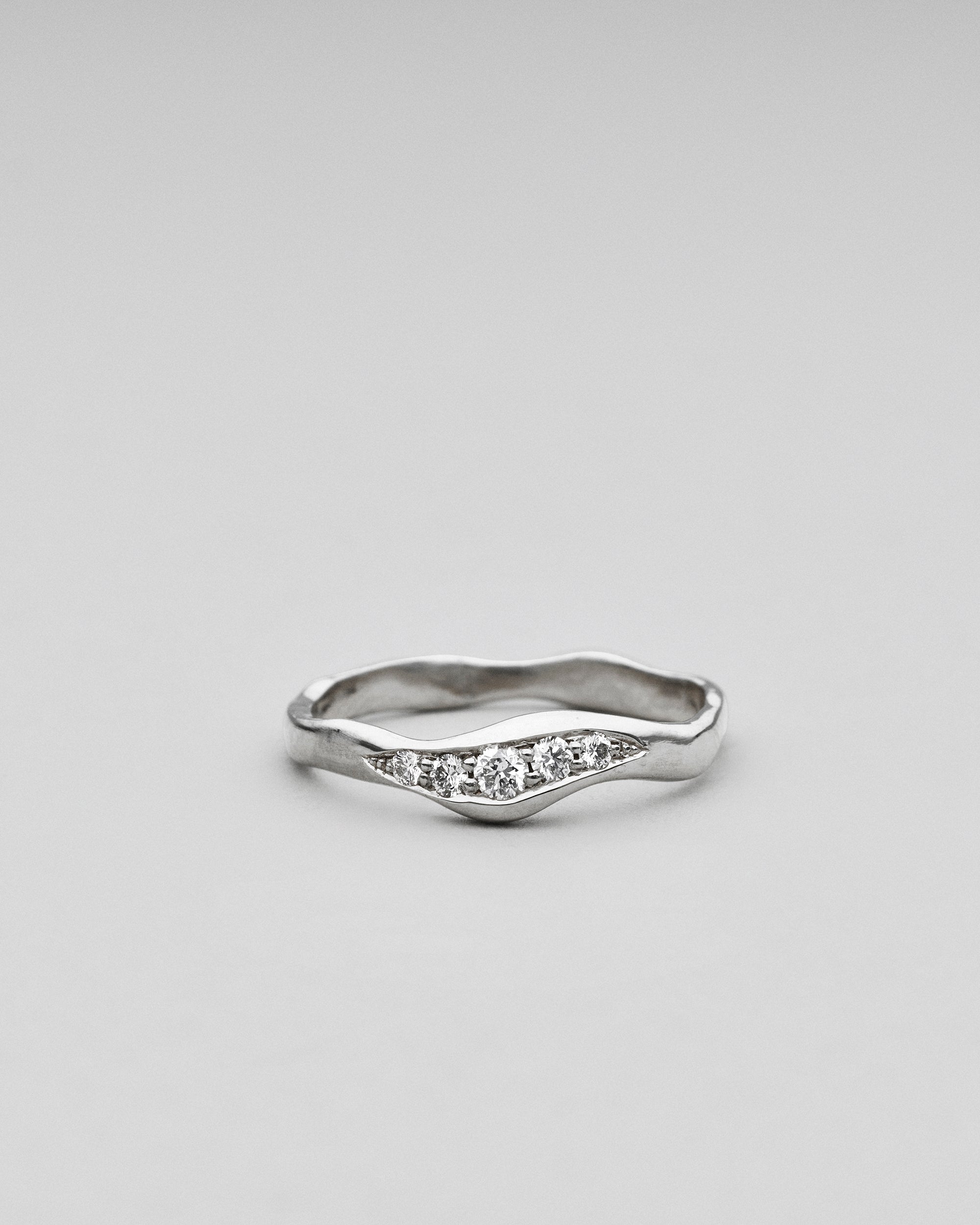 Berta fingerring i 14 karat hvidguld