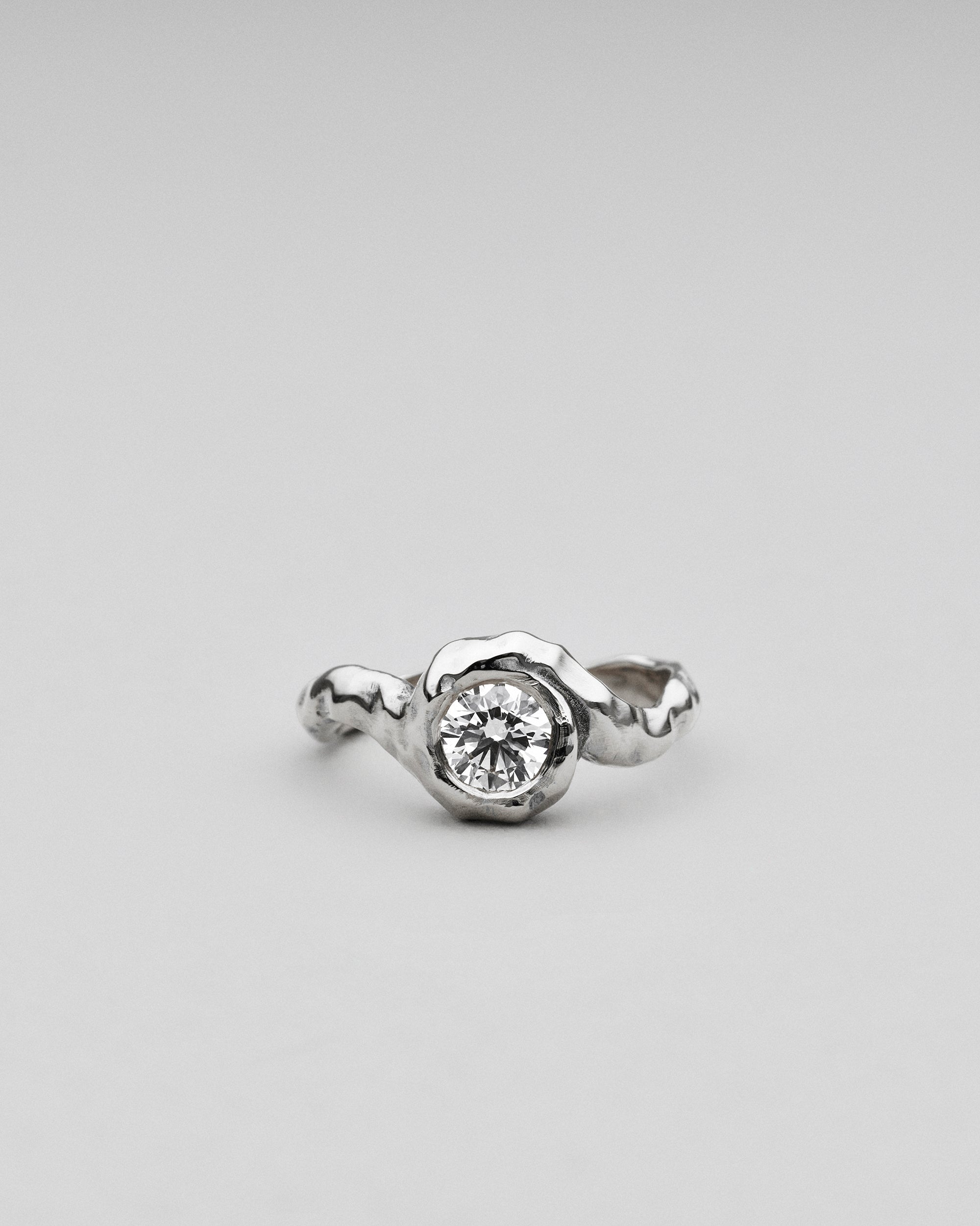 Safi fingerring i 14 karat hvidguld