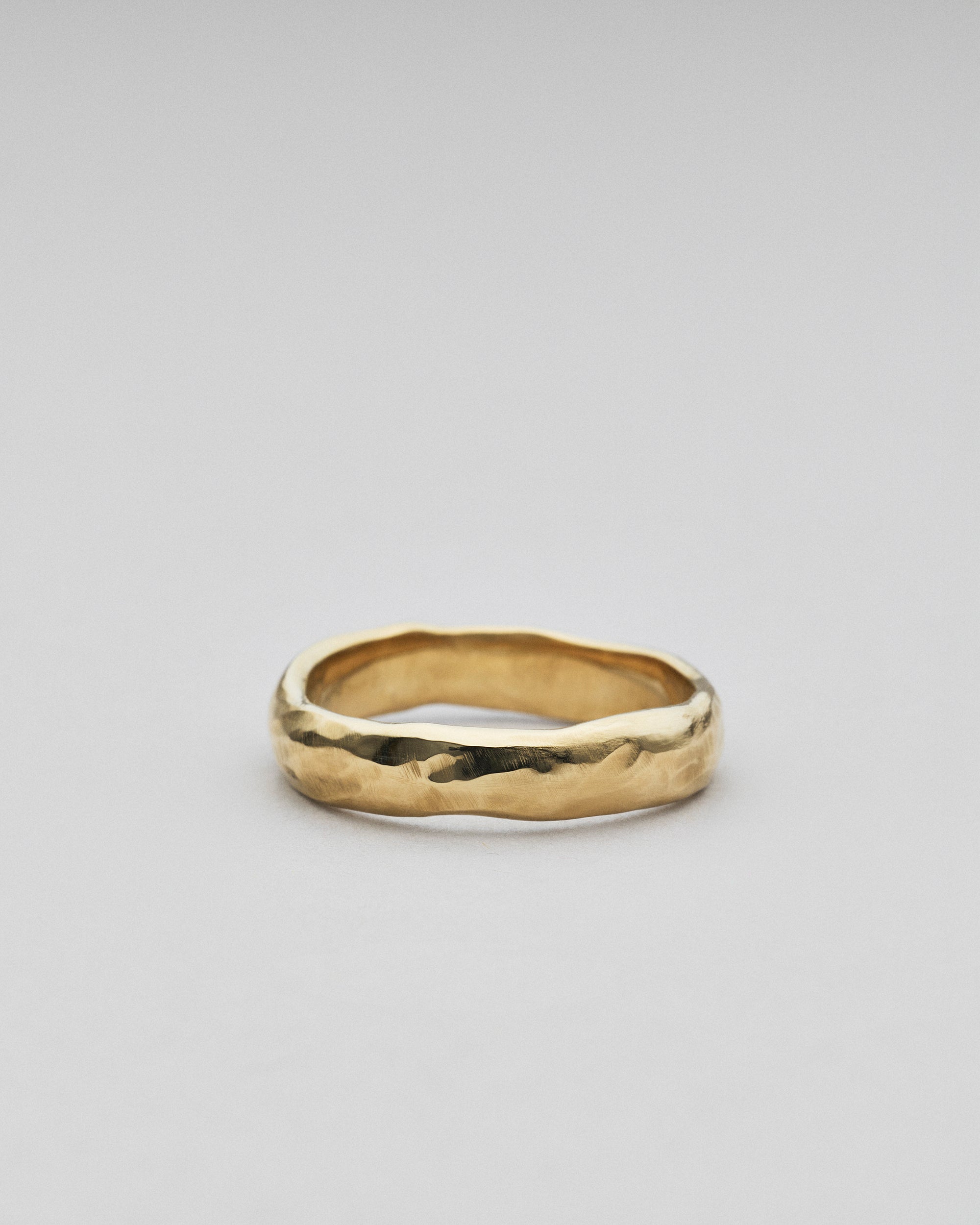 Bille vielsesring i 14 karat guld.