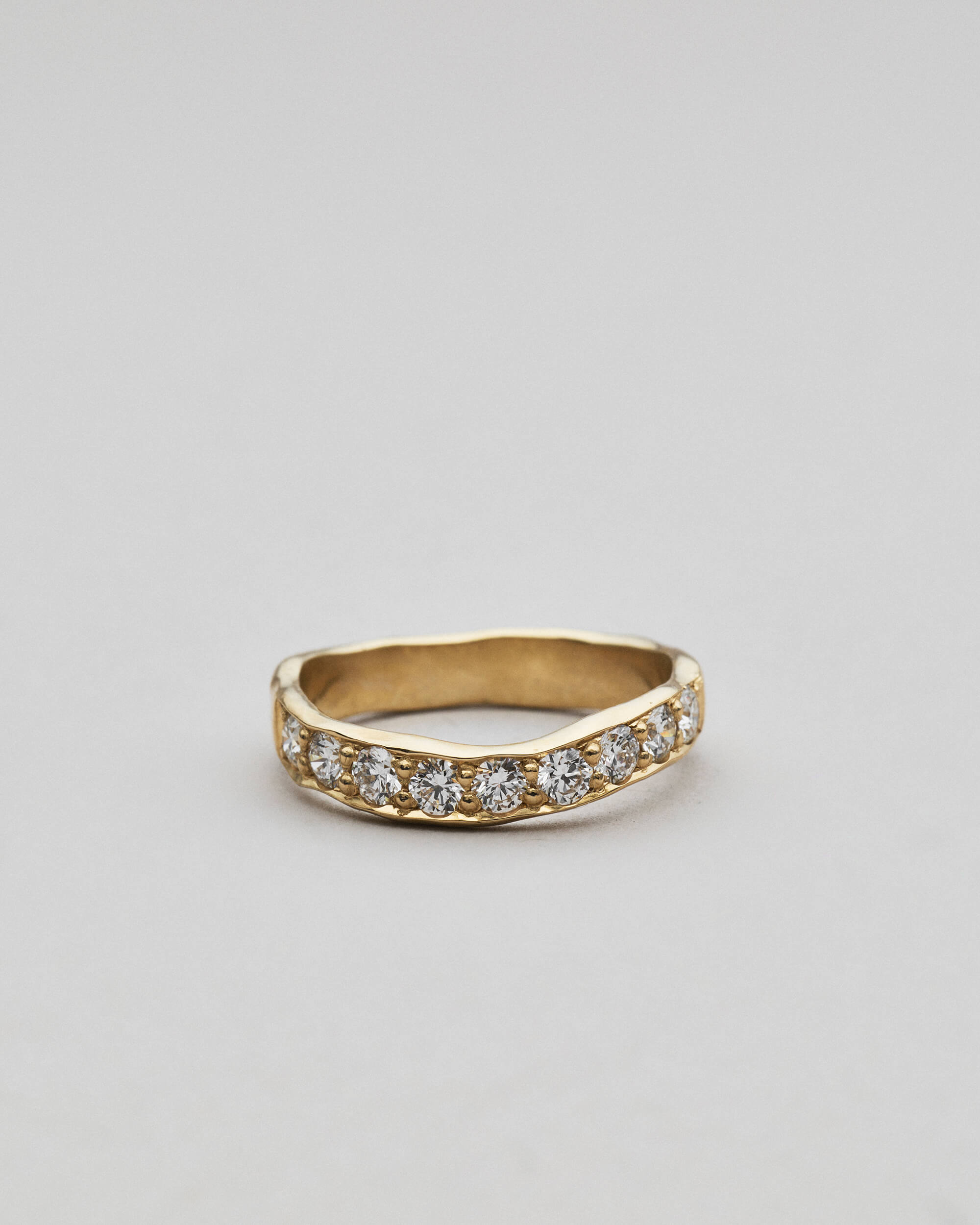 Bea fingerring i 14 karat guld med diamanter