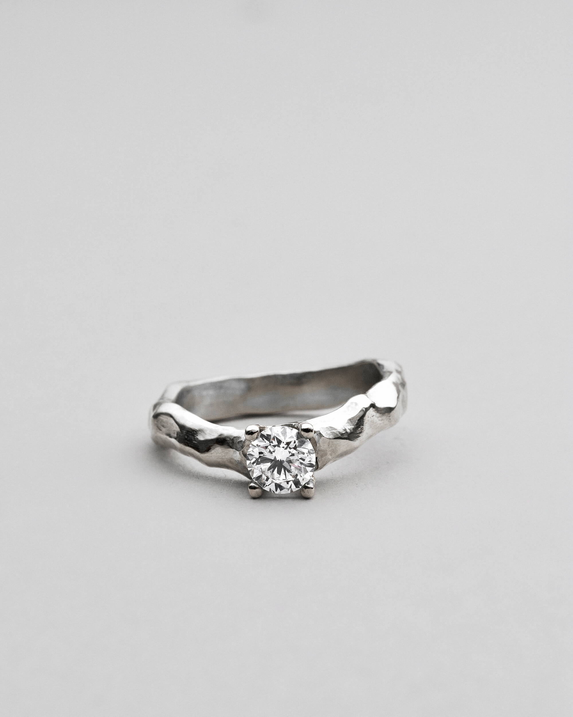 Cleo fingerring i 14 karat hvidguld med diamant