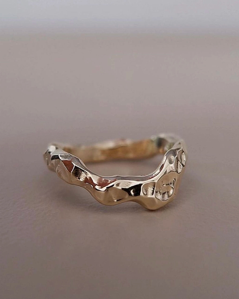 Forlovelsesring i guld med organisk form