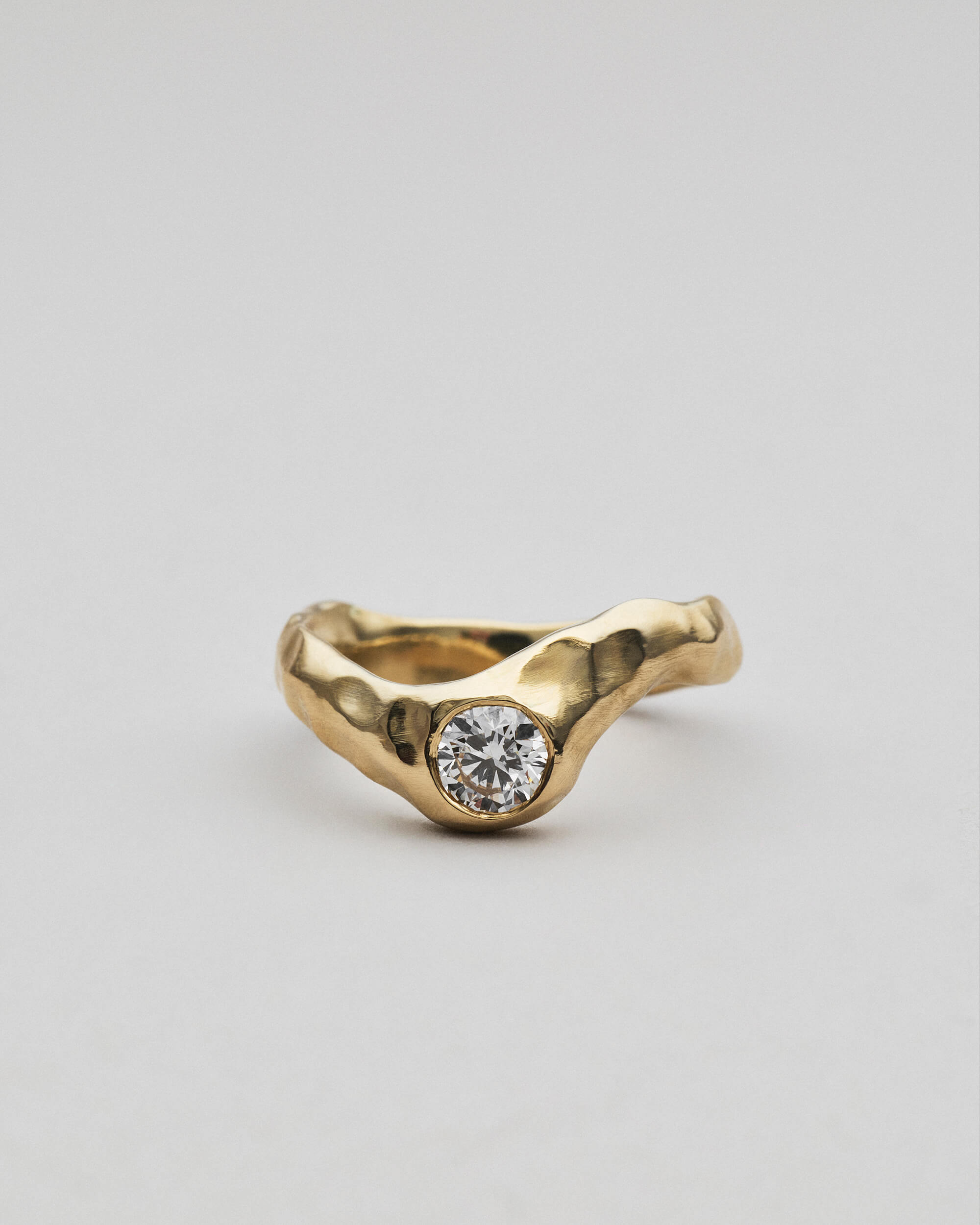 Ingrid fingerring i 14 karat guld med diamant