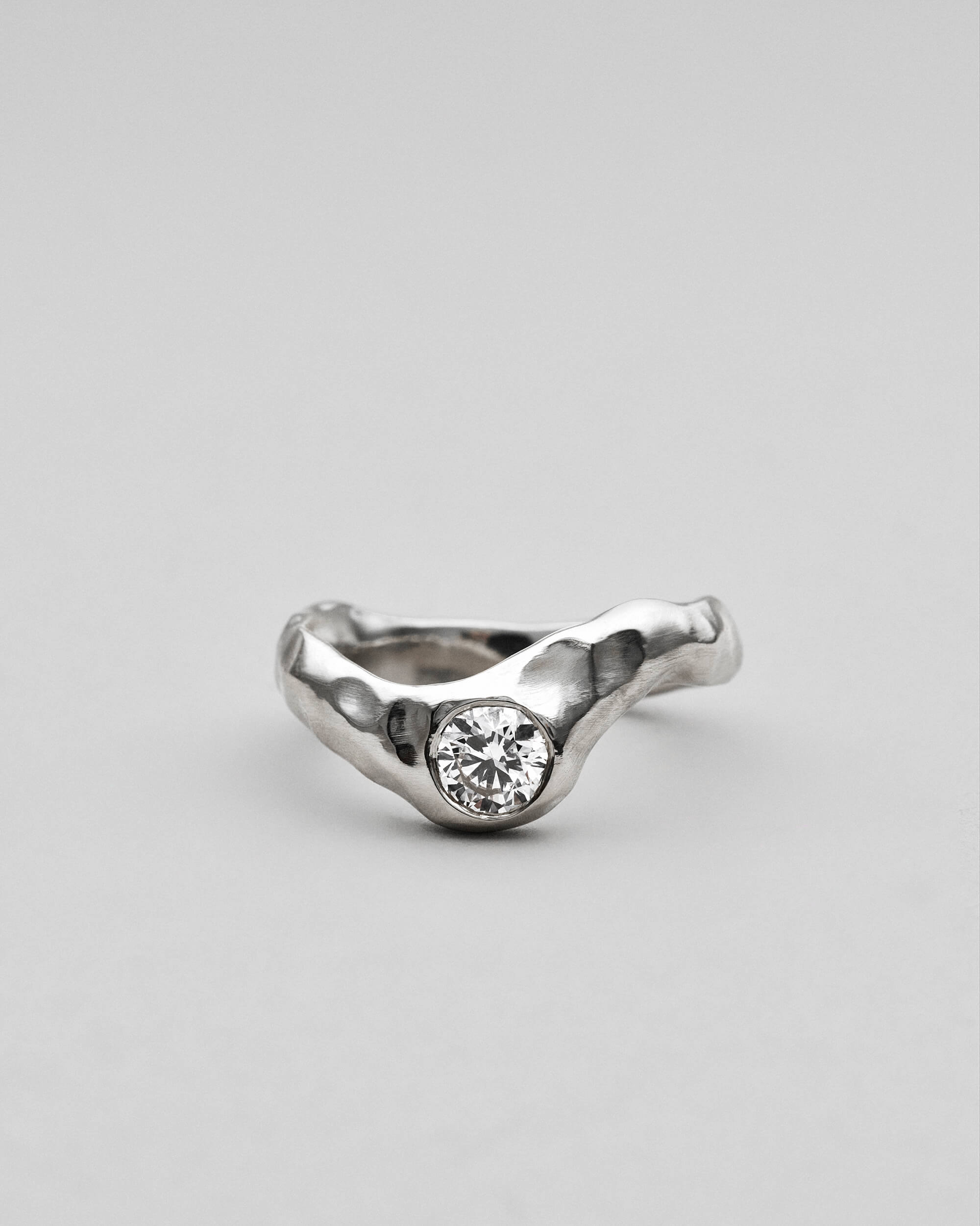 Ingrid fingerring i 14 karat hvidguld med diamant