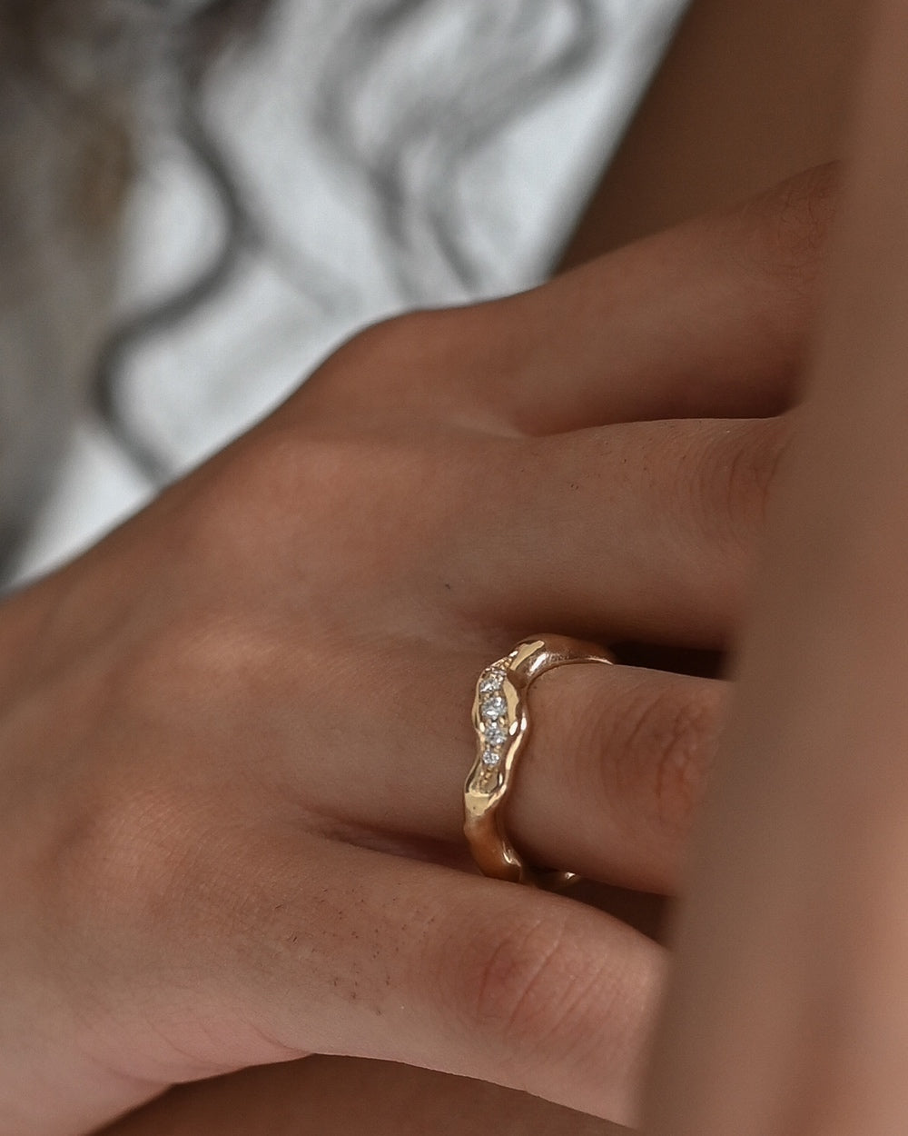 Kaya 02 fingerring i 8 karat guld