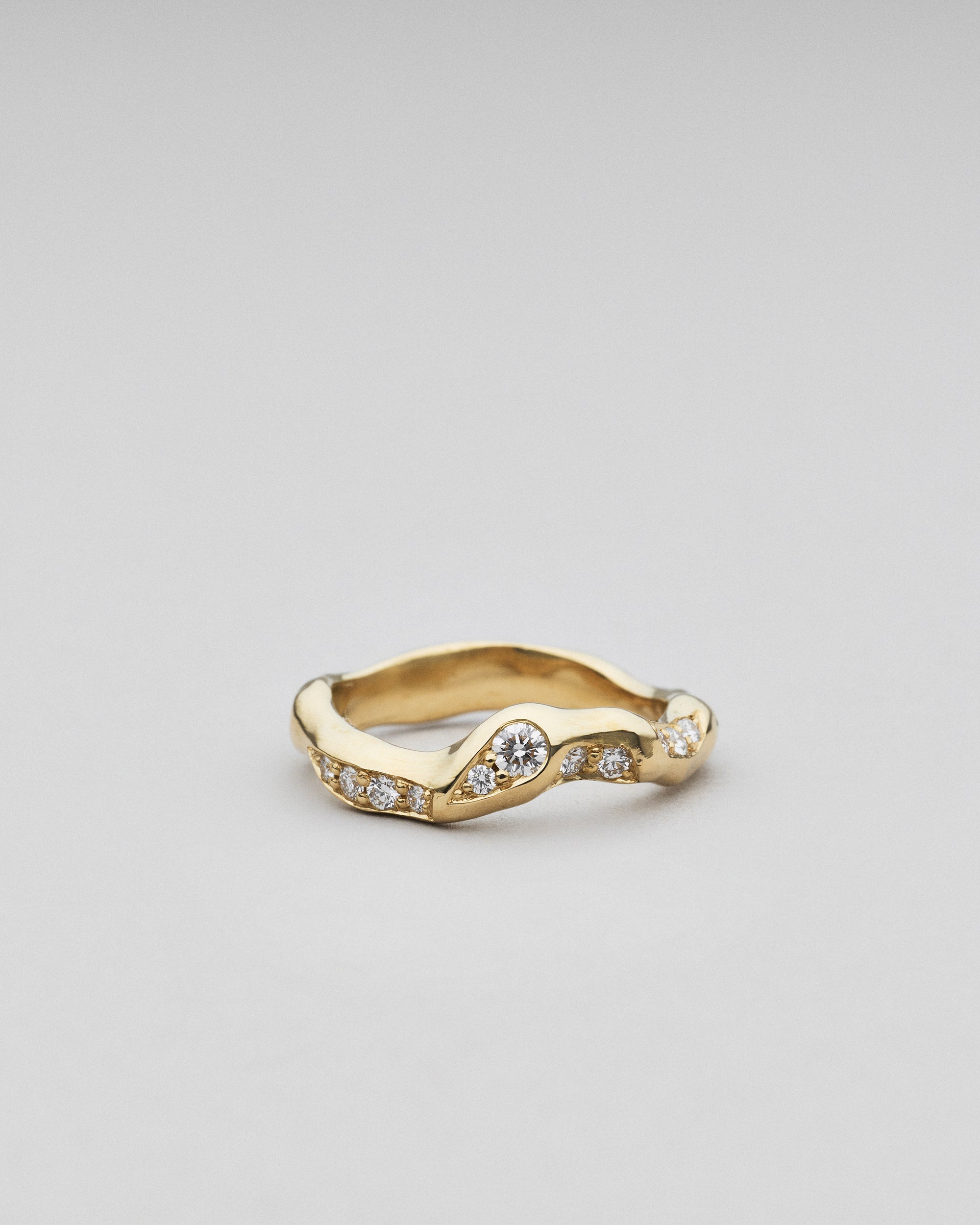 Kaya med diamanter fingerring i 18 karat guld
