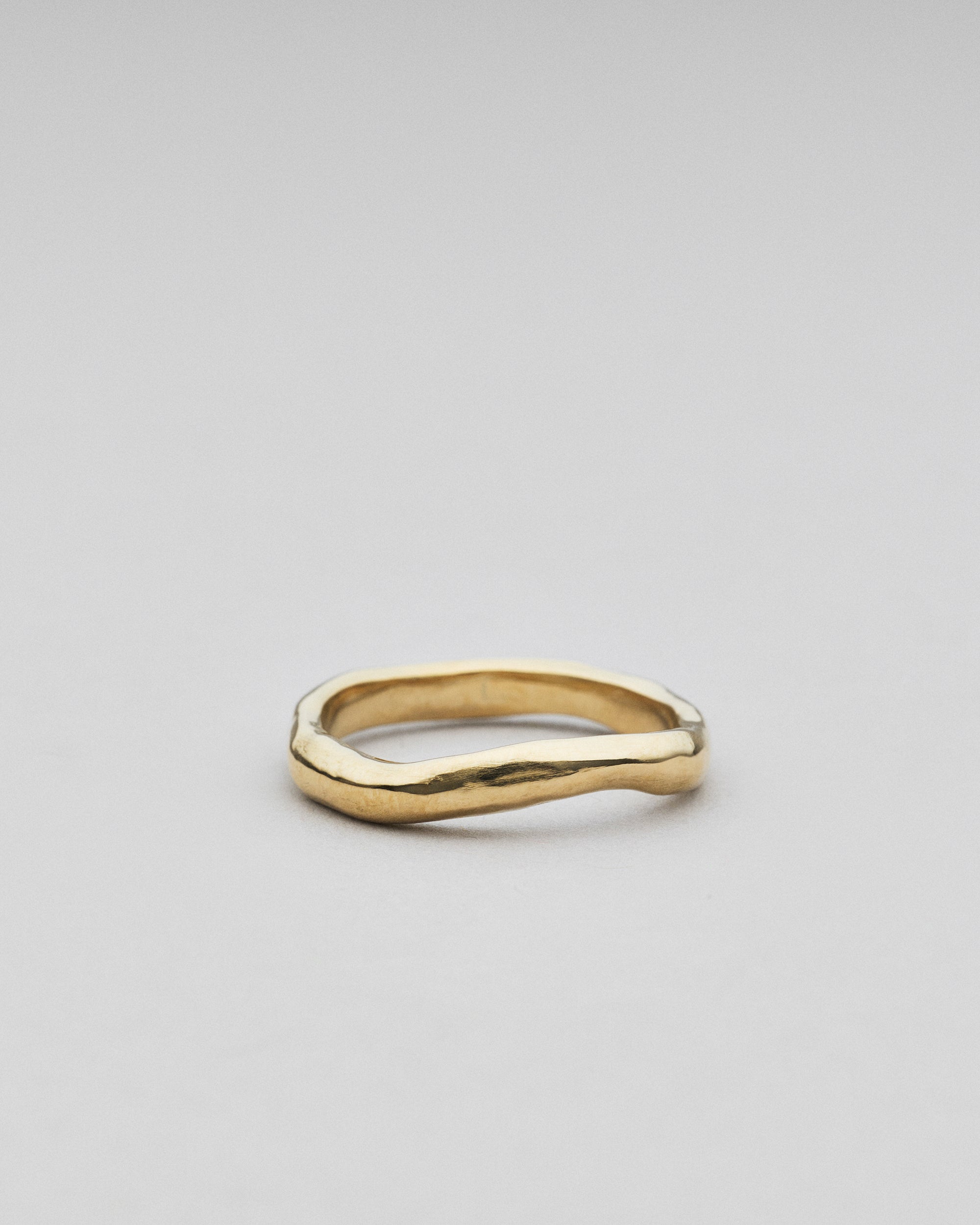 Magda fingerring i 8 karat guld