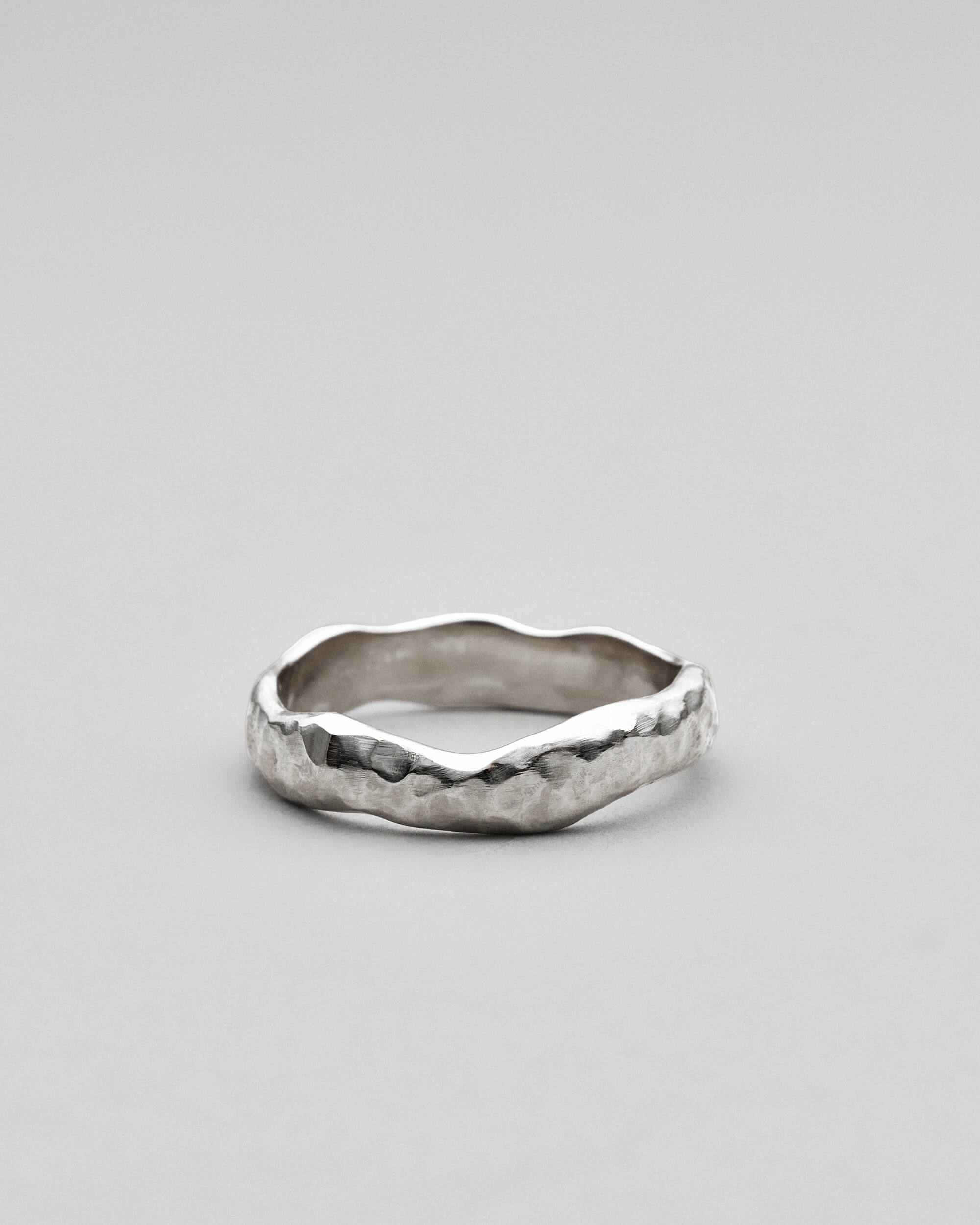 Niels fingerring i 14 karat hvidguld