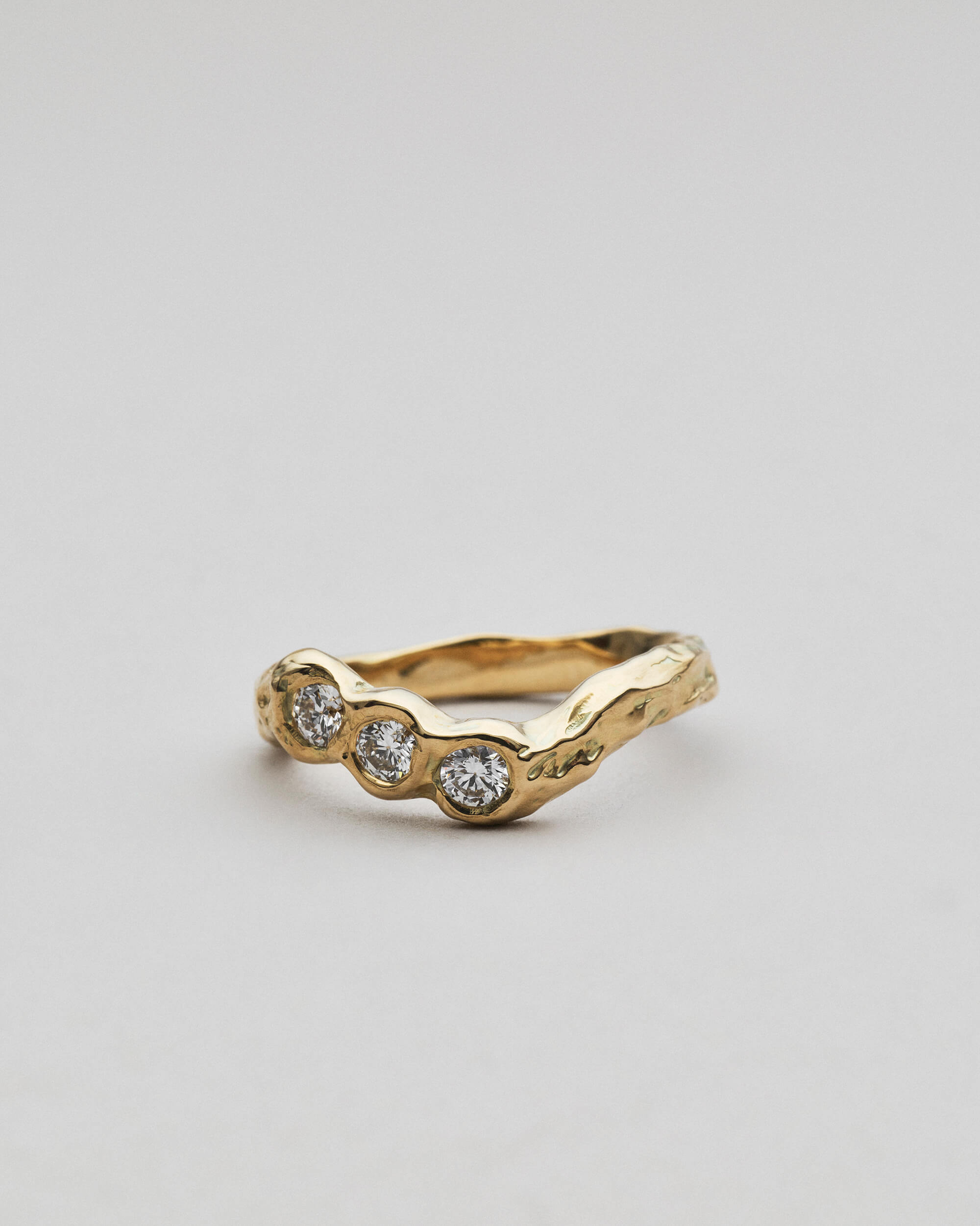 Nova fingerring i 14 karat guld med diamanter