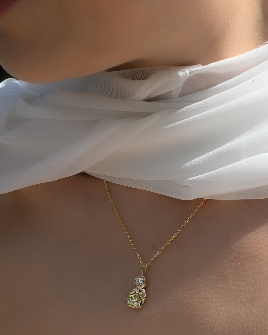 olga-halskaede-guld-med-diamant