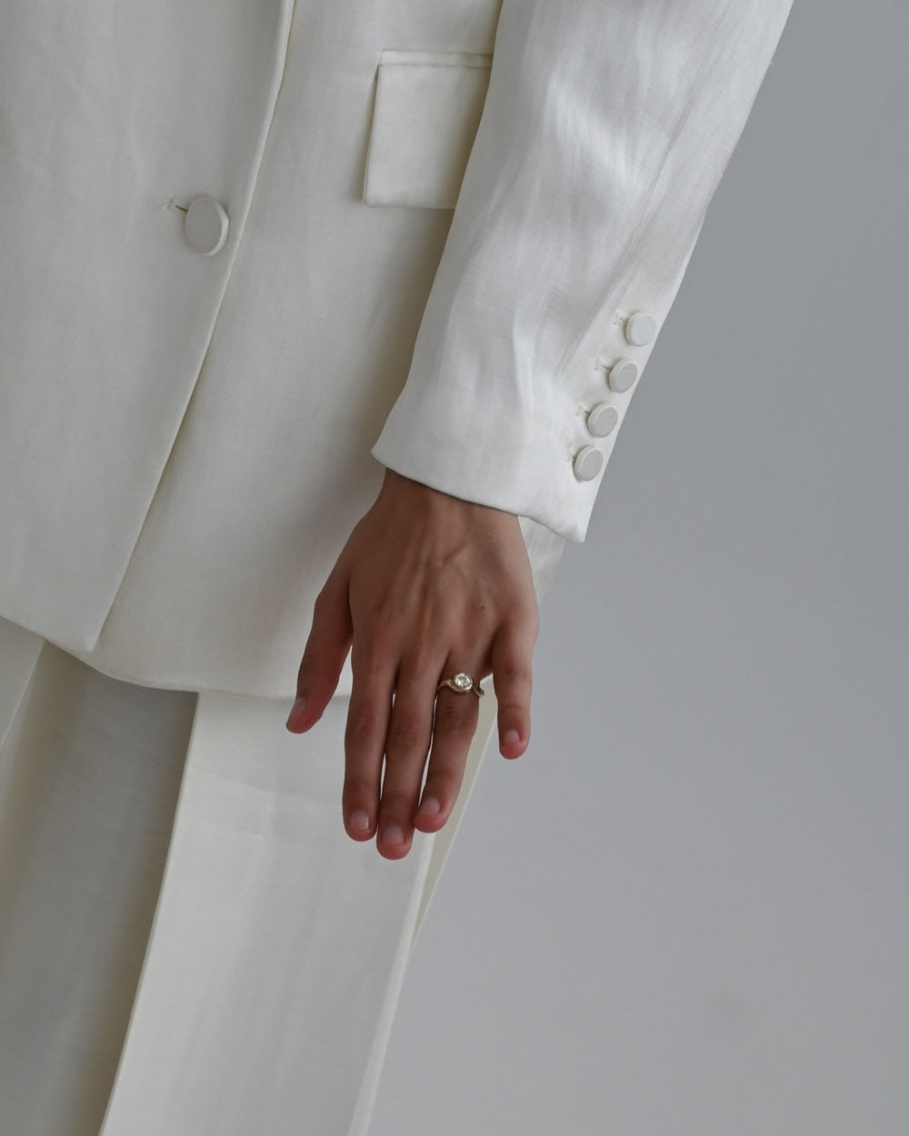 Safi fingerring i 14 karat hvidguld